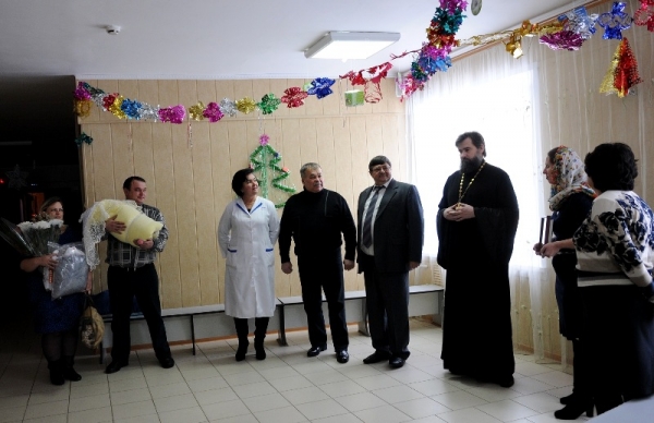 Настоятель Троицкого храма протоиерей Николай Давыдов с супругой посетили родильное отделение Кантемировской районной больницы