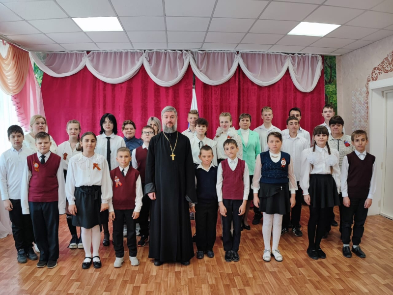 Настоятель Преображенского храма г. Острогожска посетил детские образовательные учреждения и провел беседы с воспитанниками