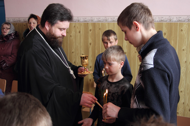 Священнослужители Каменского благочиния провели мастер-класс по изготовлению жаворонков в Коденцовской школе