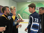 Священник благословил молодых хоккеистов