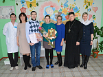 Благочинный Богучарского церковного округа поздравил роженицу с Рождеством Христовым