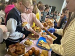 В Верхнемамонской школе прошла благотворительная ярмарка "Пасхальная радость"
