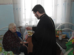 Клирики Павловского благочиния в праздник Рождества Христова побывали в больнице и Доме-интернате для престарелых
