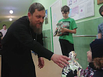 В святочные дни настоятель Покровского храма слободы Шапошниковка посетил пункты временного размещения беженцев в Ольховатском районе