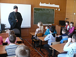Иереем Дионисием Киреевым, в рамках празднования Дня православной книги, был проведен урок в двух четвертых классах, посвященный изучению значения православной литературы в жизни человека