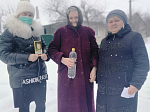 В праздник Крещения Господня в Острогожске не имеющим возможности посетить храм святую воду доставляли на дом
