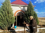 Волонтёры благочиния со священником провели уборку в часовне села Средне-Воскресенское