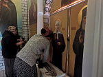 Волонтёры благочиния со священником провели уборку в часовне села Средне-Воскресенское