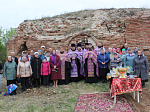 Духовенство благочиния соборно помолились возле руинорованного храма Живоночальной Троицы села Верхний Ольшан