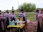 Духовенство благочиния соборно помолились возле руинорованного храма Живоночальной Троицы села Верхний Ольшан
