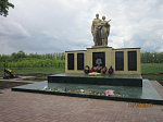 В х. Большая Хвощеватка на могиле неизвестного солдата была совершена заупокойная лития и установлен памятник