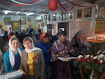 Прихожанок храма Рождества Пресвятой Богородицы поздравили с православным женским днём