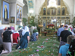 В храме святого мученика Иоанна Воина молитвенно встретили День Святой Троицы