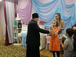 В святочные дни настоятель Покровского храма слободы Шапошниковка посетил пункты временного размещения беженцев в Ольховатском районе