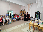 Настоятель Успенского храма села Трехстенки посетил Каменский детский сад "Колокольчик"