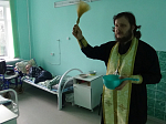Священник окропил крещенской водой помещения районной больницы