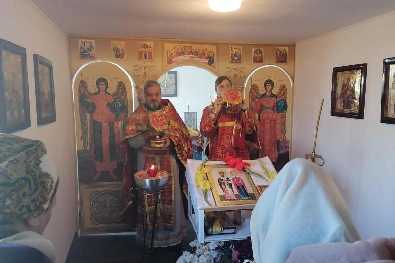 Во временном храме в честь иконы Божией Матери «Всецарица» была отслужена первая литургия