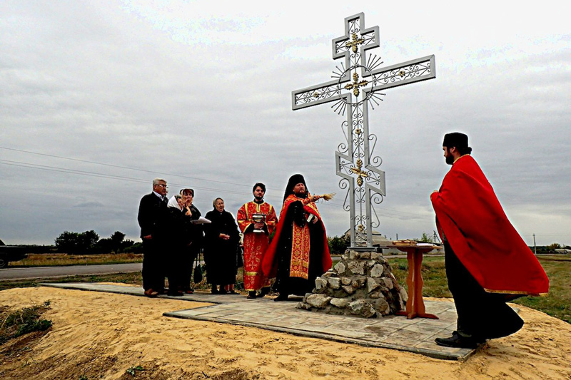 Освящение Поклонного Креста на въезде в Русскую Журавку