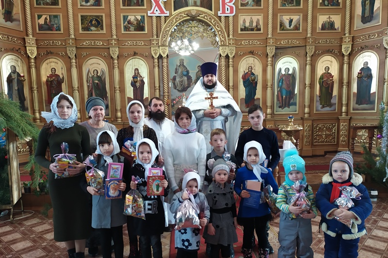 Воспитанники воскресной школы храма великомученика Пантелеимона выступили с рождественским поздравлением