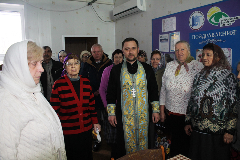 Священнослужитель посетил Россошанское отделение Всероссийского общества слепых