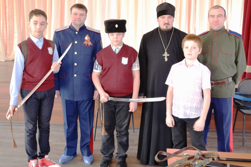 Каменские школьники встретились со священником и представителями казачества
