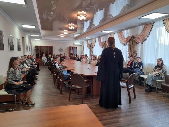 В ДК "Современник" прошла беседа, посвященная празднику Казанской иконы Божией Матери
