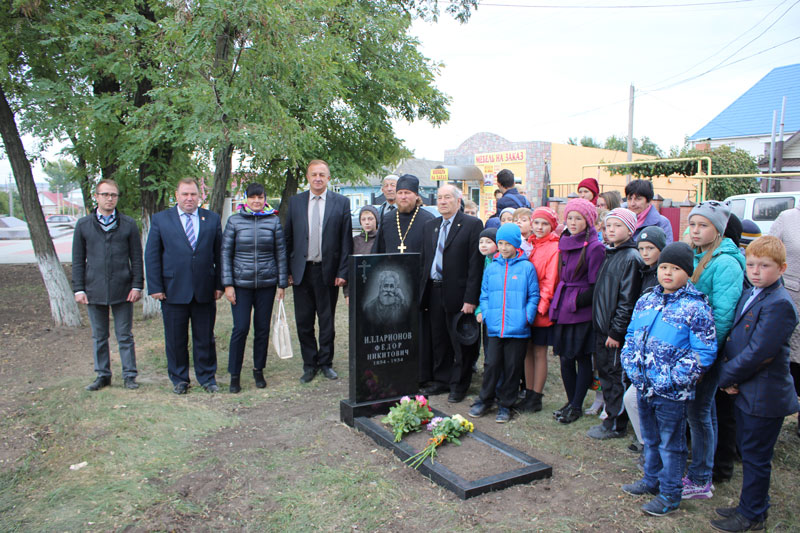 Открытие памятника первому учителю Верхнего Мамона Федору Никитовичу Илларионову