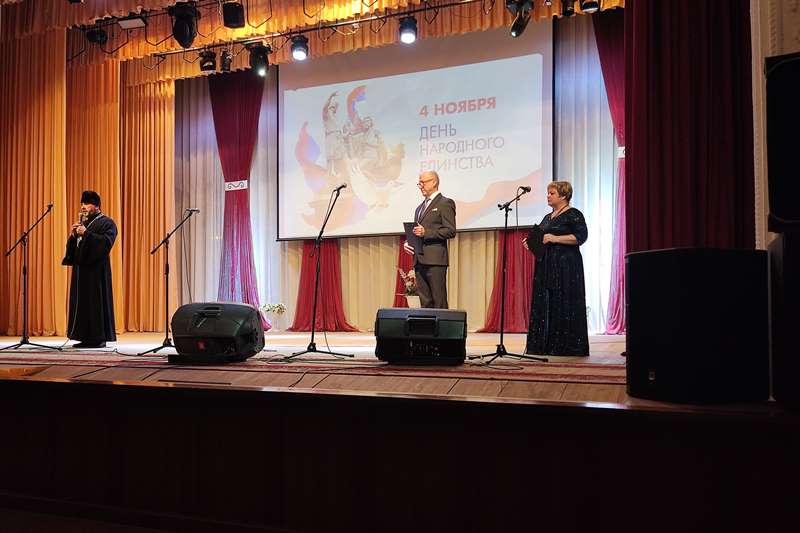 Священник р. п. Кантемировка Богучарского благочиния принял участие в праздничном мероприятии «Я – гражданин народного единства» Священник р. п. Кантемировка Богучарского благочиния принял участие в праздничном мероприятии «Я – гражданин народного единства»