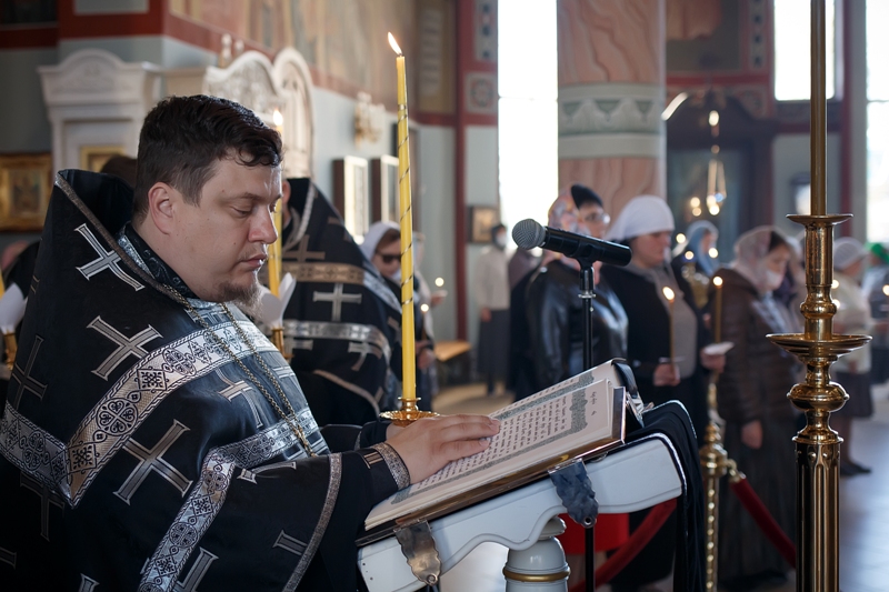 В Ильинском кафедральном соборе совершена Утреня с чтением 12-и Страстных Евангелий