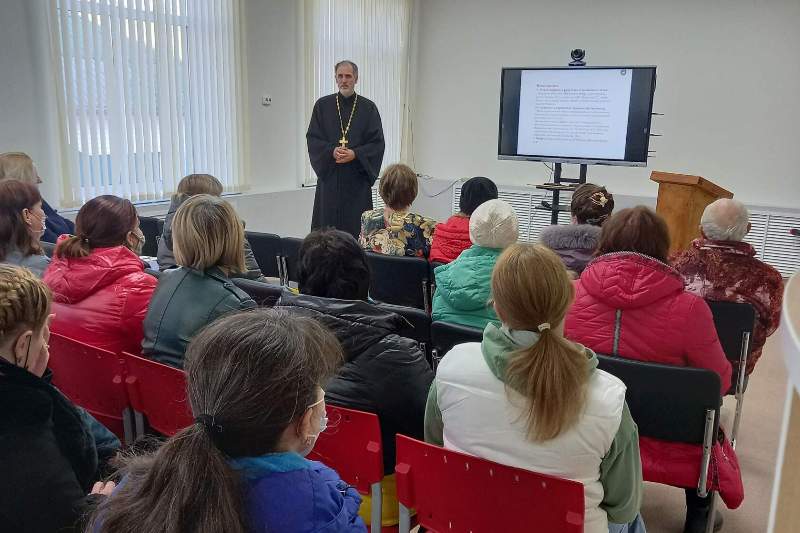 Клирик благочиния принял участие в родительском собрании Подколодновской школы