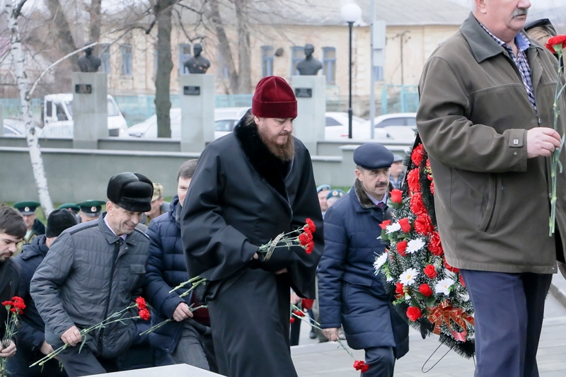 Духовенство Россошанского церковного округа приняло участие в митинге посвященном Дню неизвестного солдата