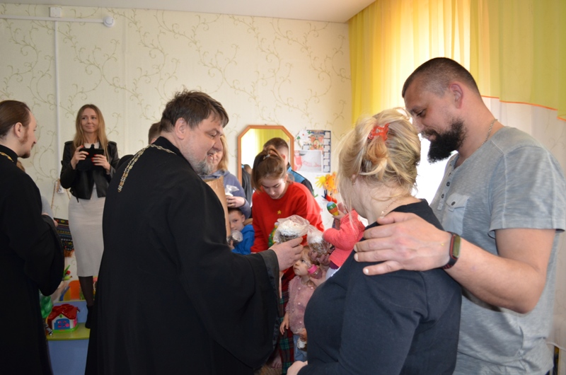 Духовенство благочиния с пасхальными поздравлениями посетило "Дом надежды" и районную больницу