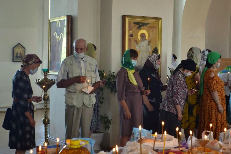 В Троицкую родительскую субботу верхнемамонцы совершили молитву за усопших близких