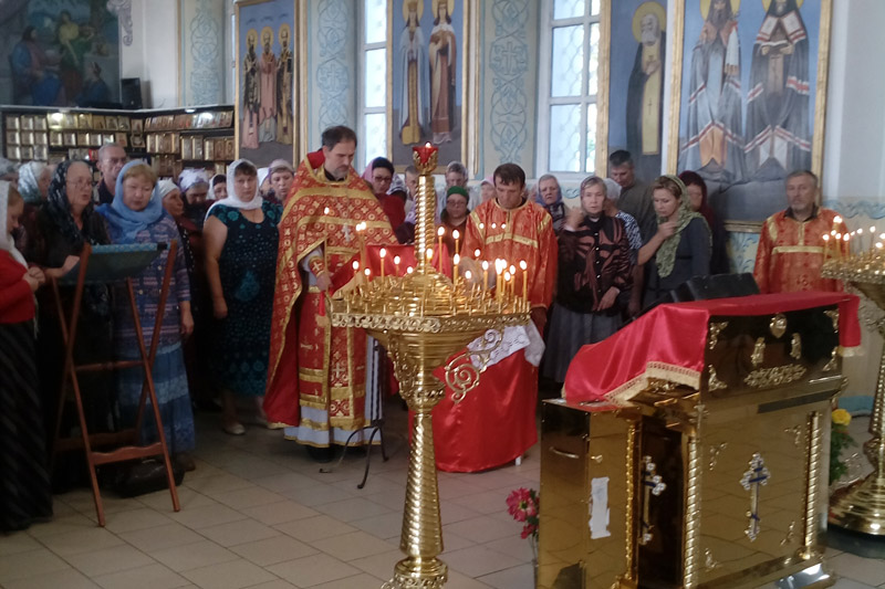 В День трезвости в Богучарском храме помолились о страждущих недугом винопития и наркомании
