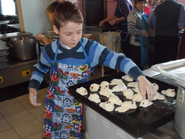 В Репьёвском благочинии был проведен мастер-класс по изготовлению жаворонков
