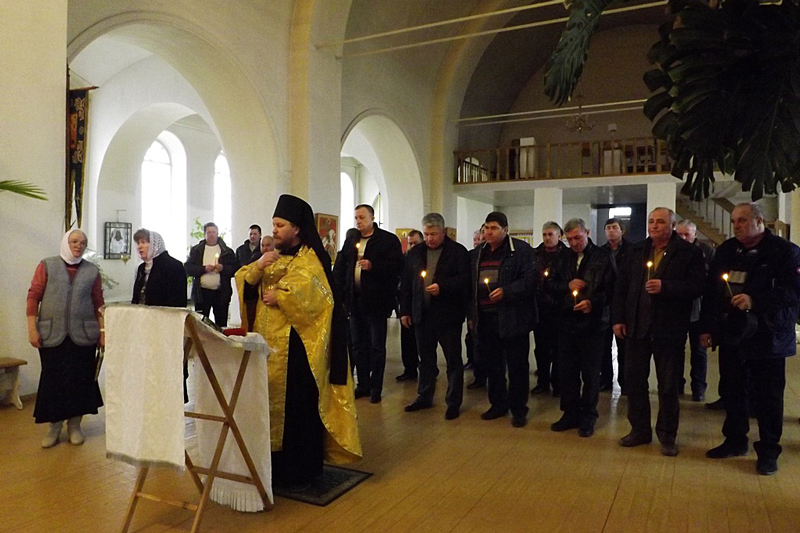 Благочинный Верхнемамонского церковного округа, иеромонах Тихон Жданов проводил земледельцев в поле с молитвой