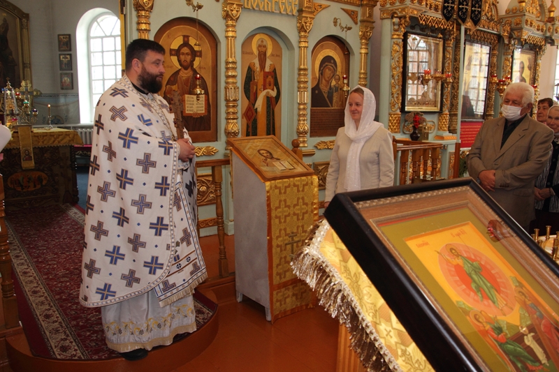 В Казанском храме поздравили с днем рождения матушку Надежду Папину и провели просветительскую акцию