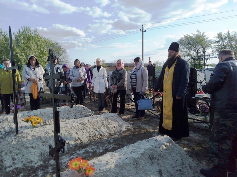 На кладбищах с. Лозового совершили молитву за усопших