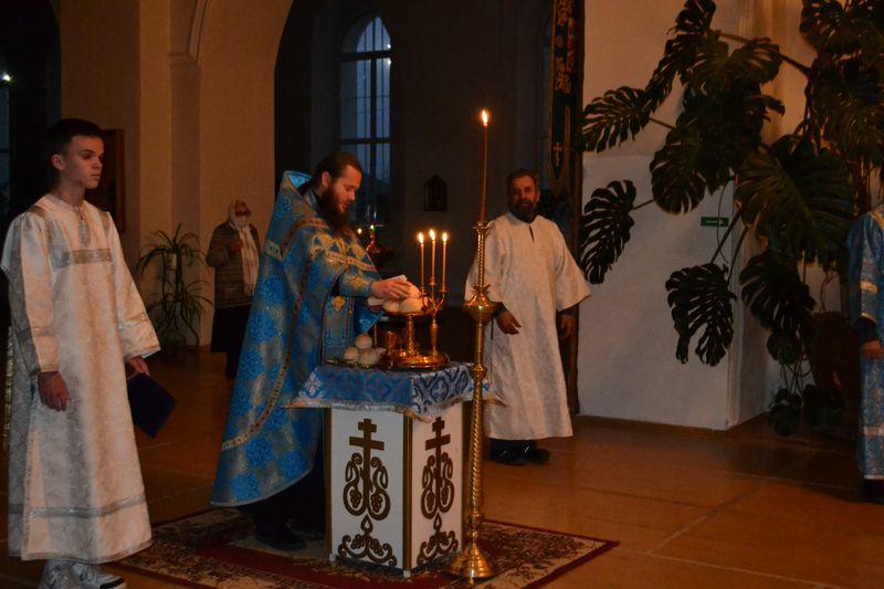 В Верхнем Мамоне почтили память Казанского образа Божией Матери и поздравили отца настоятеля с днем рождения