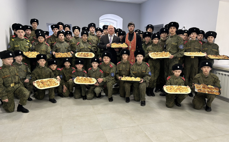 В Острогожском филиале Горожанского казачьего кадетского корпуса прошел мастер-класс по выпечке "жаворонков"