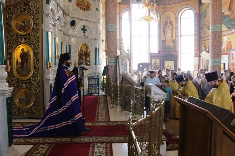 Епископ Россошанский и Острогожский Андрей молился за воскресным богослужением в Свято-Ильинском кафедральном соборе г. Россошь