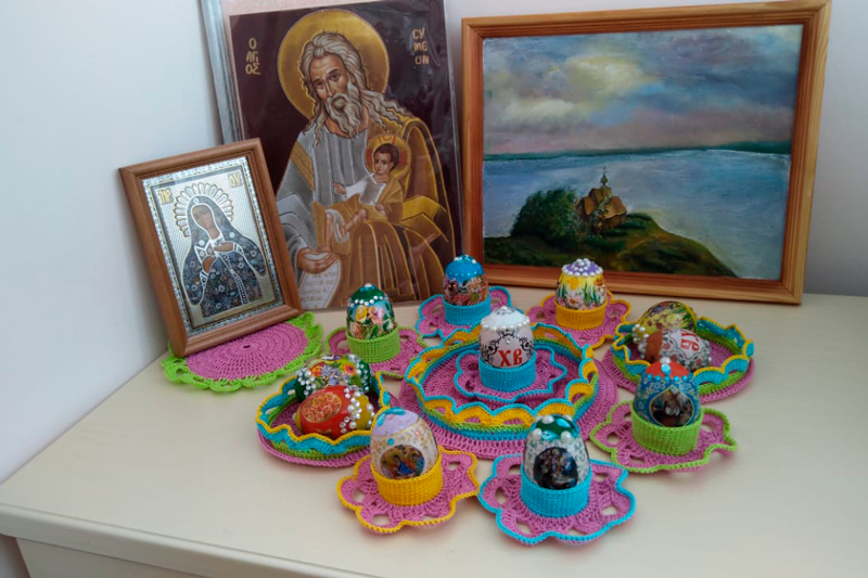 Воспитанники Воскресной школы готовят дома пасхальные сувениры