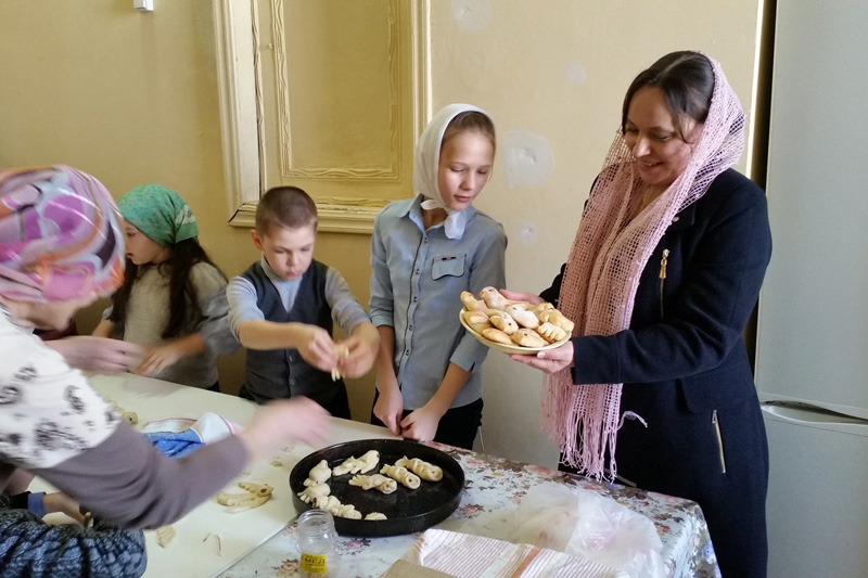 Мастер-класс по изготовлению жаворонков в Воскресной школе Покровского храма г. Павловска