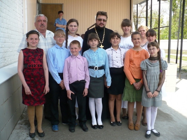 Учащиеся воскресной школы Петропавловского прихода посетили проживающих в доме престарелых села Красноселовка
