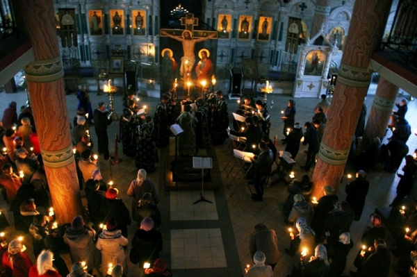 В канун Великой Пятницы епископ Россошанский и Острогожский Андрей совершил вечернее уставное богослужение