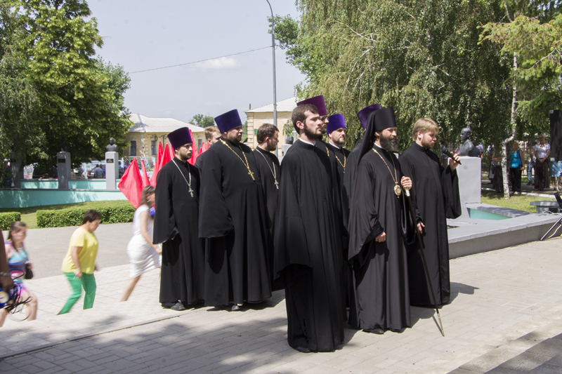 Духовенство Россошанской епархии во главе с Правящим Архиереем почтили память жертв ВОВ