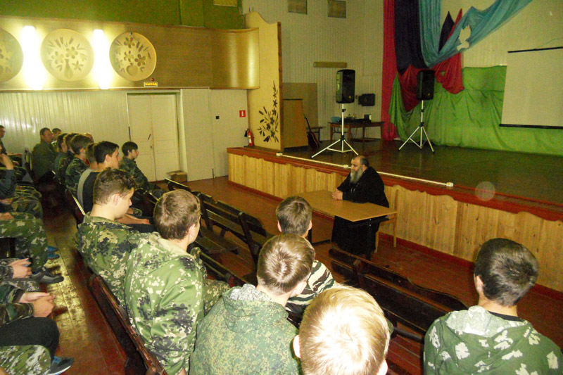 Священник напутствовал школьников на открытии военных сборов