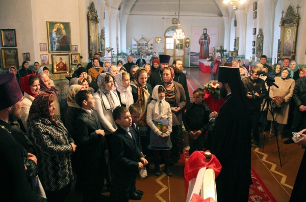 Накануне четверга Светлой седмицы Преосвященнейший епископ Андрей совершил пасхальную вечерню в Свято-Тихоновском храме