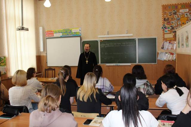 Руководитель миссионерского отдела Россошанской епархии провел встречу со студентами Педагогического колледжа