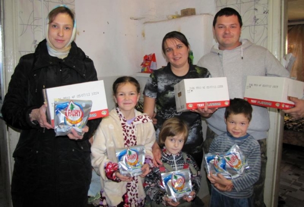 Детям-сиротам и многодетным семьям была оказана гуманитарная помощь от Женсовета епархии
